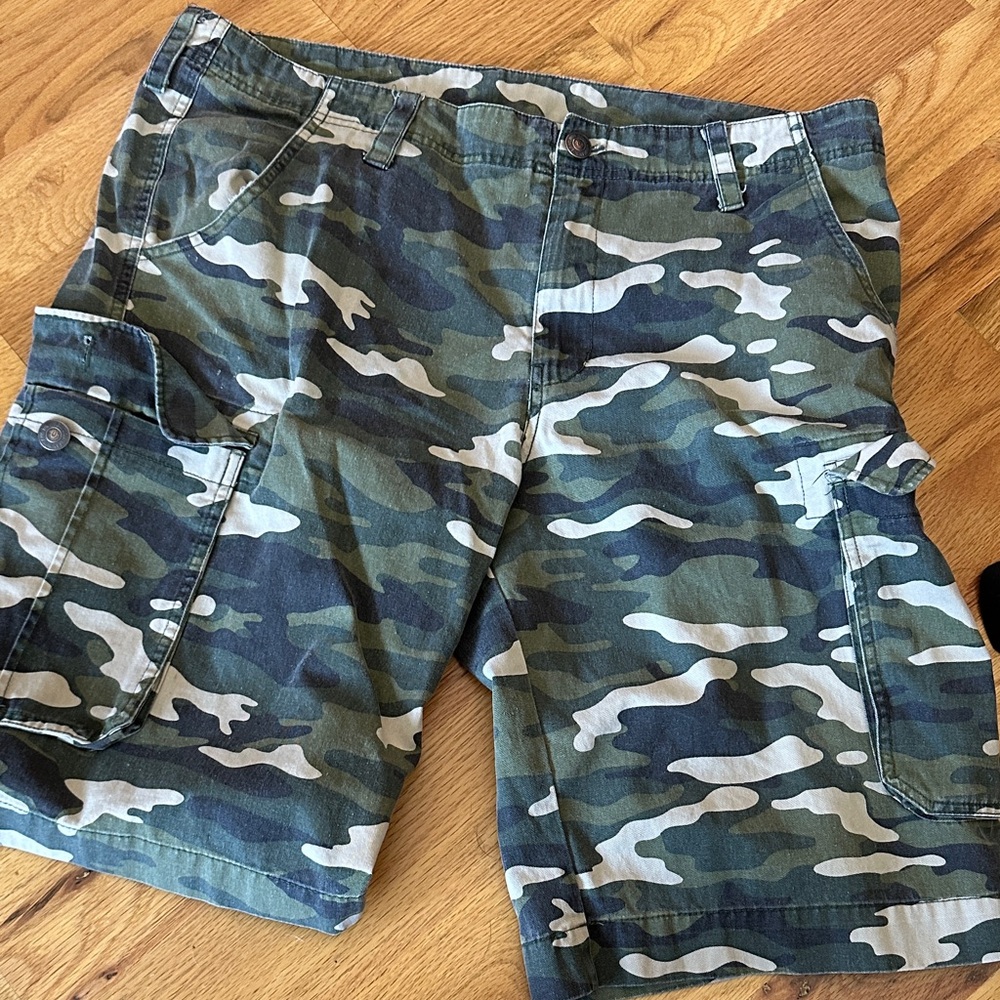 Mens true religion camo cargo shorts